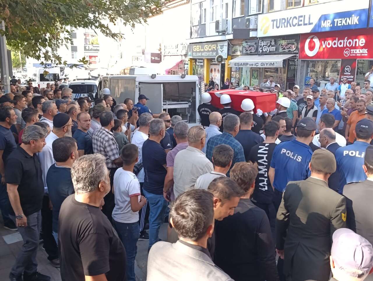 Konya’da hayatını kaybeden polis memuru son yolculuğa uğurlandı 5
